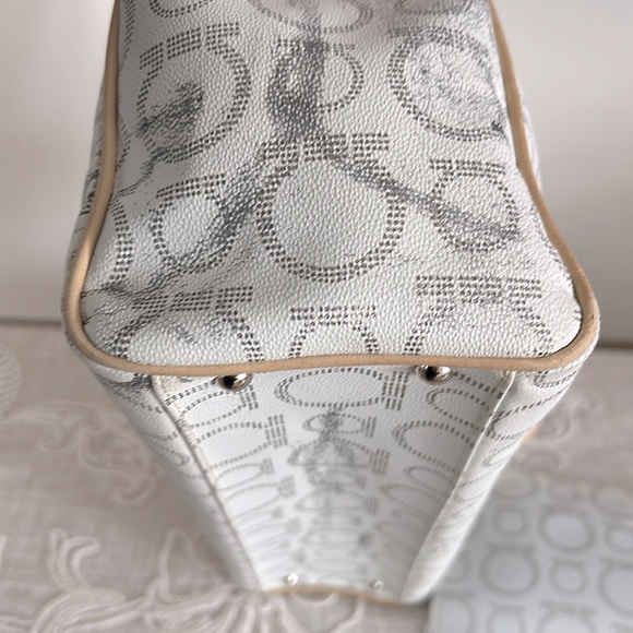 Salvatore Ferraegamo Gancini White Gray Beige Shoulder/Tote Bag With Case